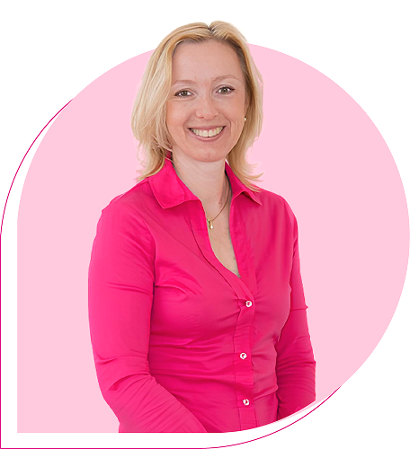 MUDr. Claduia Štuksová, portrét lékařky v půlpostavě s jemným přívětivým úsměvem, oblečená v bílém plášti; neutrální studiové pozadí; profesionální a vstřícný tón